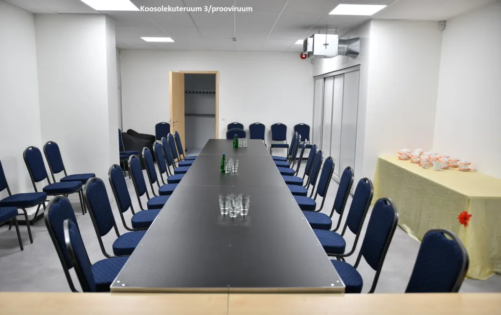 Pika laua ja siniste toolidega koosolekuruum Tapa Kultuurikojas