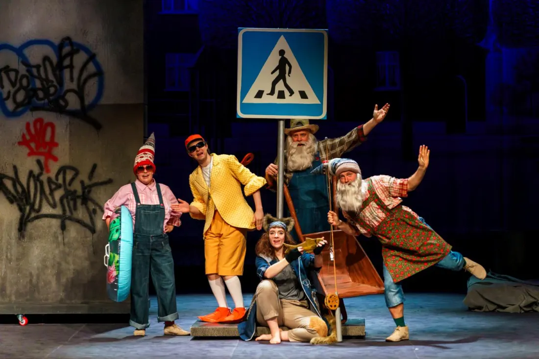 Foto: stseen Rakvere Teatri lasteetendusest „Päkapikkude parim puhkus“ (foto: Kalev Lilleorg)
