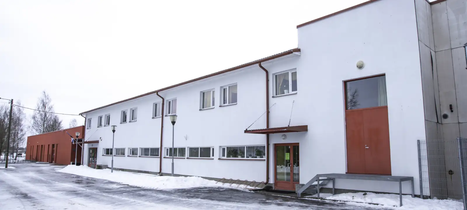Lehtse Kultuurimaja valge kahekorruseline hoone talvel
