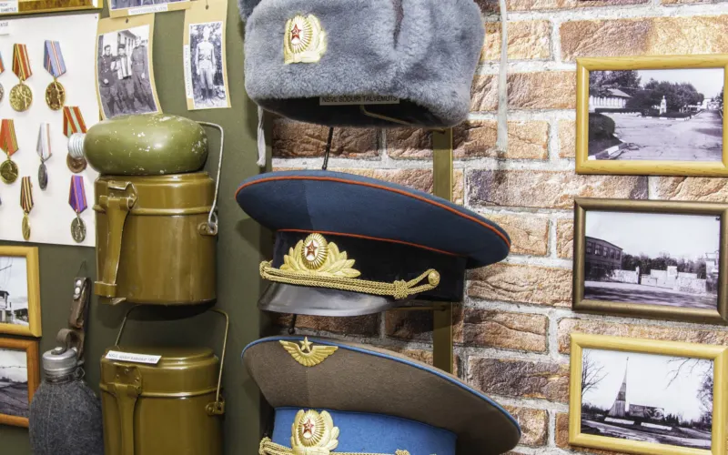 Sõjaväemütsid, fotod ja märgid Tapa Muuseumi väljapanekus