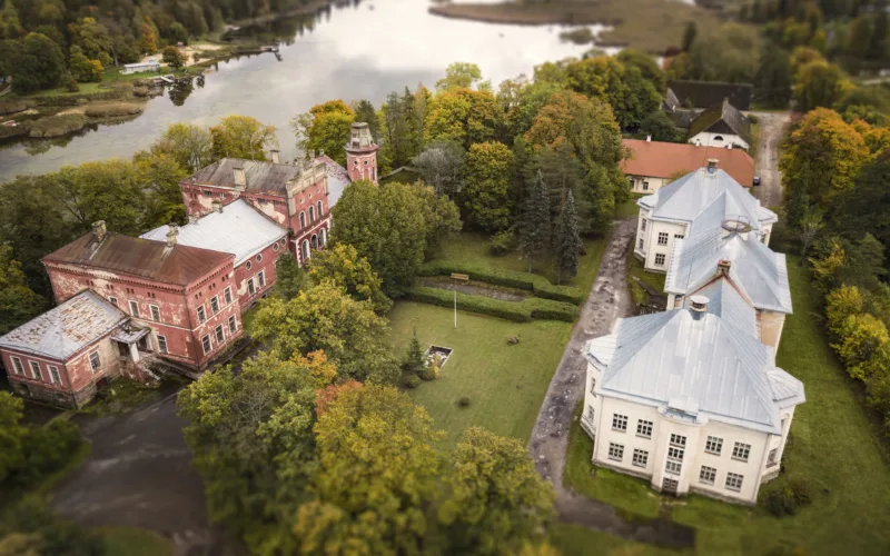 Porkuni mõisa punased ja valged hooned järve ääres droonilt