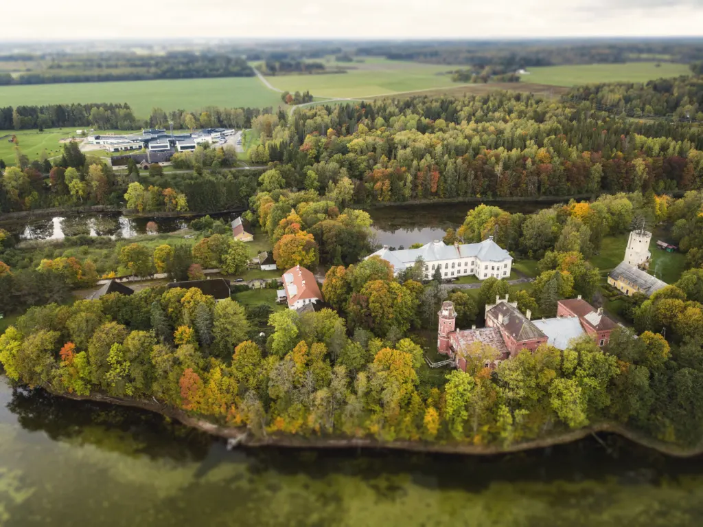 Porkuni järv, mõisakompleks ja sügisene mets droonilt vaadatuna