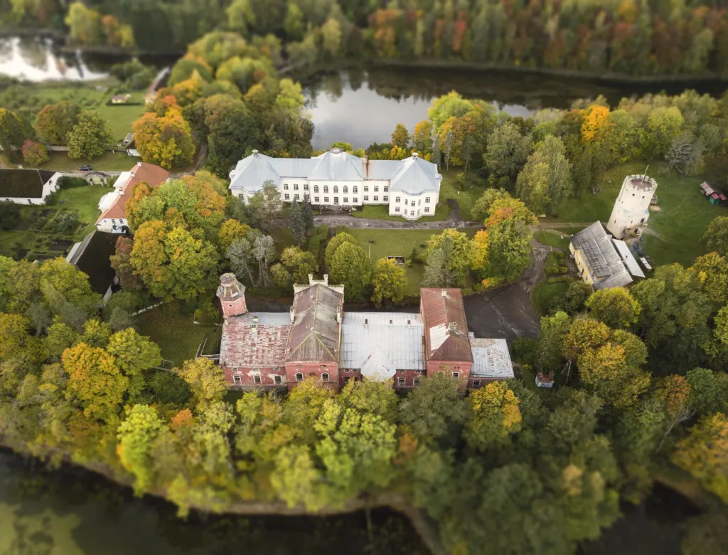Porkuni mõisakompleks ja järv sügisel droonilt